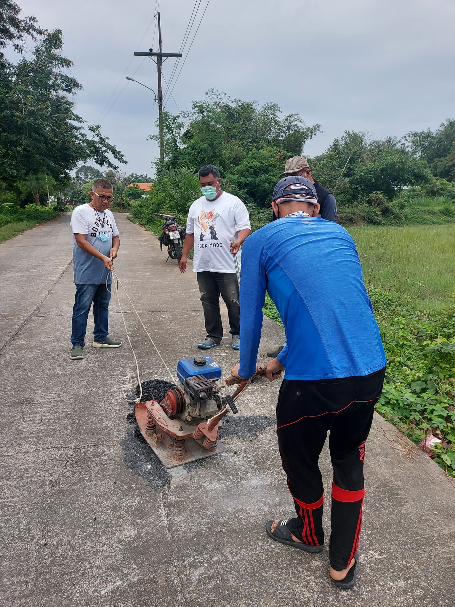 ซ่อมแซมถนน ซึ่งชำรุดเป็นหลุม เป็นบ่อ และเป็นจุดเสี่ยง อันตราย